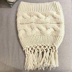 White knitted scarf.